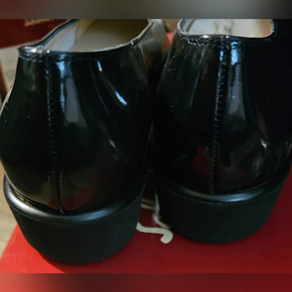 Ferragamo Gancini Vintage Black Patent Pumps Size 7.5B NIB